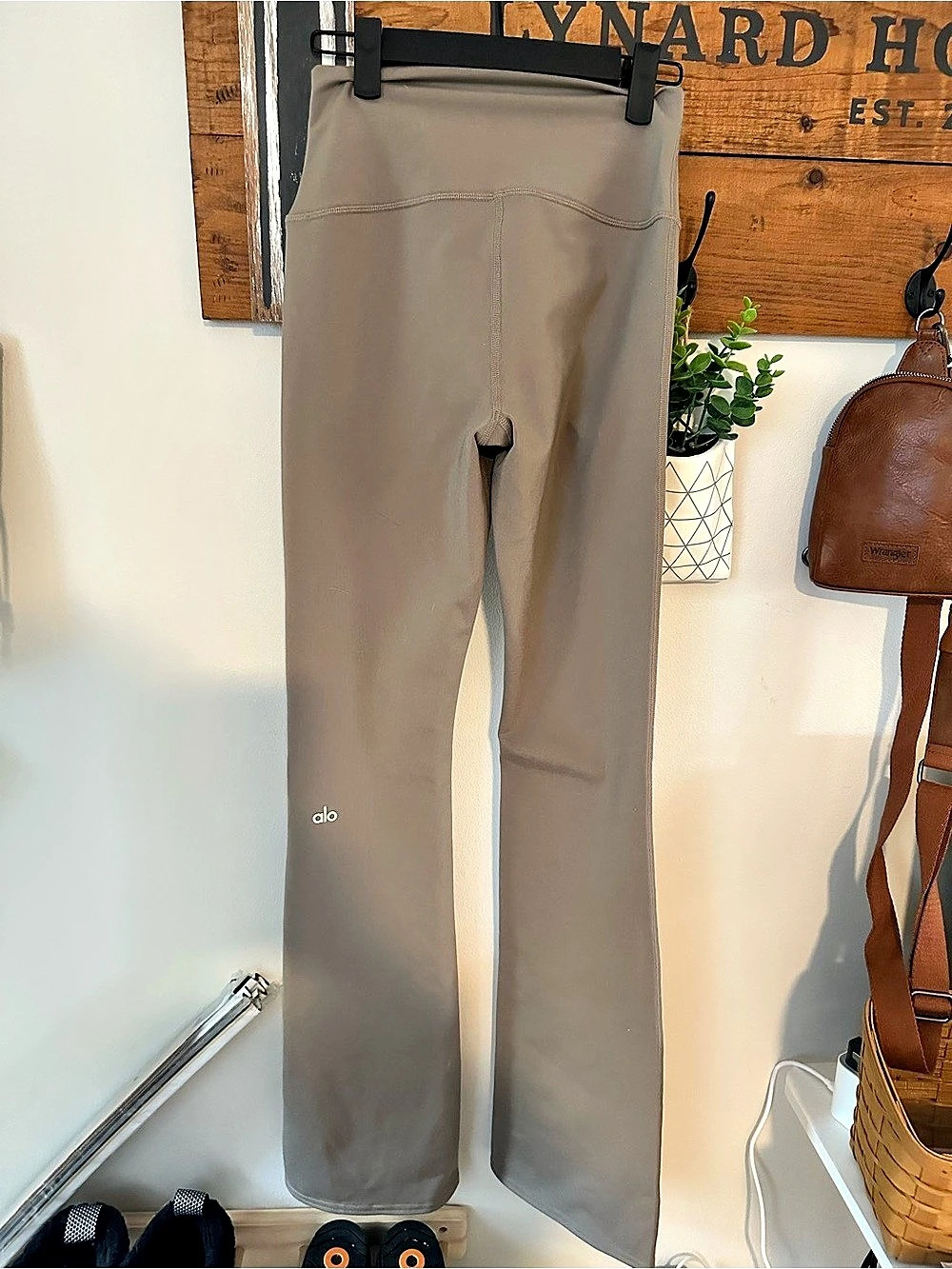 Alo Airbrush Leggings in tan. Small Like New